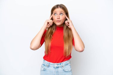 Beyaz arka planda soyutlanmış beyaz bir kadın. Şüpheleri ve düşünceleri var.