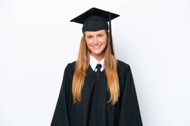 Genç üniversite mezunu, beyaz arka planda yalnız, gülen beyaz bir kadın.