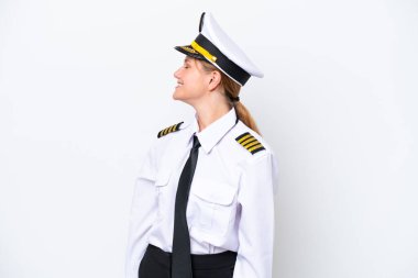 Beyaz arka planda izole edilmiş Kafkas pilot kadın yan pozisyonda gülüyor.