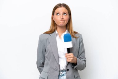 Beyaz arka planda izole edilmiş beyaz TV sunucusu genç bir kadın.