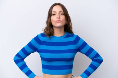 Beyaz arka planda izole edilmiş genç beyaz kadın kızgın.