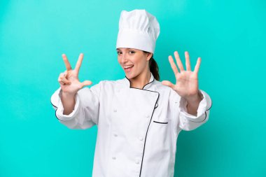 Kafkasyalı genç aşçı kadın mavi arka planda izole edilmiş, parmaklarıyla sekiz kişi saydım.