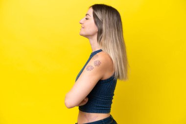 Genç Romen kadın, sarı arka planda yalıtılmış durumda.