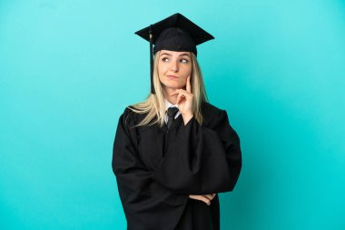 Tecrit edilmiş mavi bir geçmişi olan genç üniversite mezunu şüpheleri ve düşünceleri var.