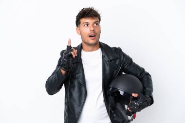 Motosiklet kasklı, beyaz arka planda izole edilmiş genç, beyaz bir adam.