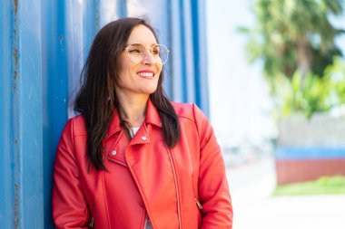 Mutlu yüzlü orta yaşlı bir kadın.