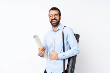 İzole edilmiş beyaz arka planda sakallı genç mimar çok gülümsüyor.