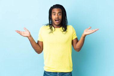 Beyaz arka planda örülmüş, şok olmuş yüzü olan Afro-Amerikan bir adam.