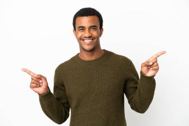 İzole edilmiş beyaz arka planda Afro-Amerikalı yakışıklı bir adam parmak ucunda ve mutlu.
