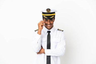 Gözlüklü ve mutlu, izole edilmiş beyaz arka plan üzerinde Afrika Amerikan Uçak Pilotu