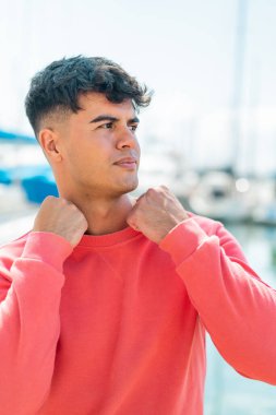 Açık havada genç bir İspanyol. Portre