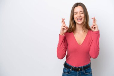 Beyaz arka planda izole edilmiş beyaz tenli genç bir kadın.