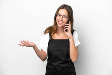 Beyaz arka planda izole edilmiş Kafkas restoranındaki garson kadın cep telefonuyla sohbet ediyor.