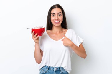 Beyaz arka planda kahvaltı sütü içen beyaz bir kadın.