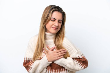 Beyaz arka planda izole edilmiş, kalbinde ağrı olan beyaz bir kadın.