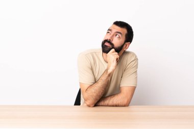 Masadaki sakallı beyaz adamın şüpheleri var..