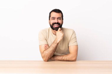 Masada sakallı, mutlu ve gülümseyen beyaz bir adam..