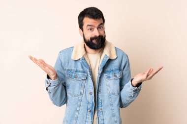 Tecrit edilmiş arka planda sakallı beyaz bir adam şüpheli hareketler yapıyor.