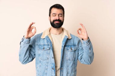 Sakallı beyaz bir adam Zen pozisyonunda soyutlanmış bir geçmişi var.