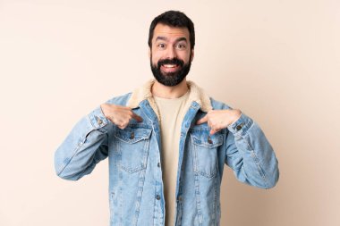 Sakallı, soyutlanmış, şaşırmış bir yüz ifadesi olan beyaz bir adam.