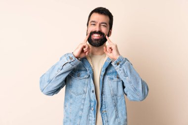 İzole edilmiş arka planda sakallı, mutlu ve hoş bir ifadeyle gülümseyen beyaz bir adam.