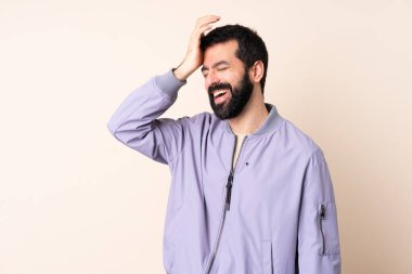 İzole edilmiş arka planda sakallı beyaz bir adam bir şey fark etti ve çözüme niyetlendi.