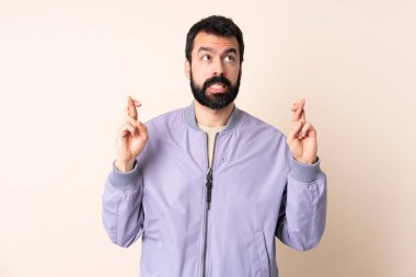 Sakallı beyaz bir adam, izole edilmiş arka planda ceket giyiyor, şans diliyor ve en iyisini diliyor.