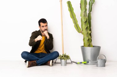 Bahçıvan içeride yerde oturmuş kavga ediyor.