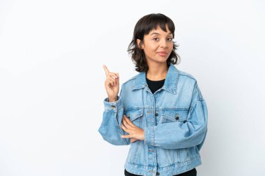 Genç melez kadın beyaz arka planda izole edilmiş, mutlu ve dik duran.