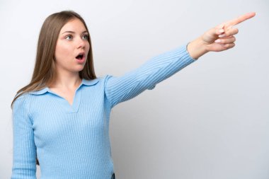 Genç Litvanyalı kadın beyaz arka planda izole edilmiş.