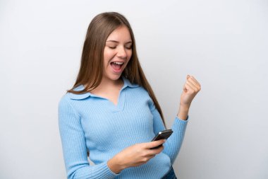 Genç Litvanyalı kadın beyaz arka planda izole edilmiş ve telefon zafer pozisyonunda.