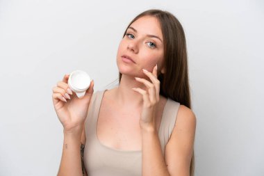 Genç Litvanyalı kadın, beyaz arka planda nemlendirici ile izole edilmiş.