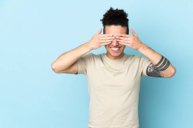 İzole edilmiş arka planda beyaz bir adam. Gözleri kapalı ve gülümsüyor.