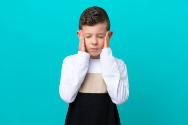 Küçük çocuk mavi arka planda baş ağrısı ile izole edilmiş.