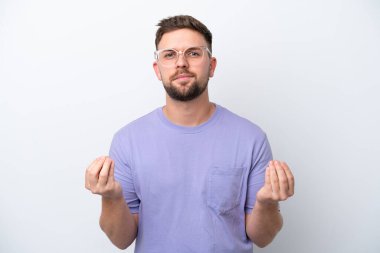 Beyaz arka planda izole genç beyaz adam para jesti yapıyor ama mahvoldu.