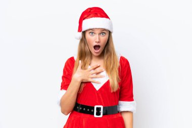 Anne Noel gibi giyinmiş genç beyaz bir kadın beyaz arka planda izole edilmiş, şaşırmış ve şoka uğramış.