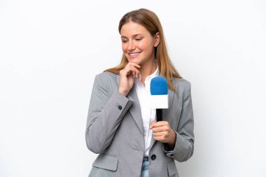 Beyaz arka planda izole edilmiş beyaz bir televizyon sunucusu. Yan tarafa bakıyor ve gülümsüyor.
