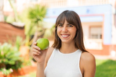 Elmalı genç bir kadın açık havada.