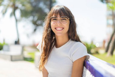 Açık havada genç bir kadın Neşeli gözlükleriyle