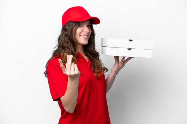 Pizza dağıtan kadın iş üniformalı beyaz arka planda izole edilmiş pizza kutuları alıyor para hareketi yapıyor.