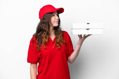 Pizza dağıtan kadın iş üniformalı beyaz arka planda izole edilmiş pizza kutuları alıyor.