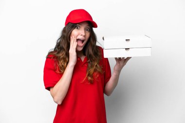 Pizza dağıtan kadın iş üniformalı beyaz arka planda izole edilmiş pizza kutuları alıyor. Şaşırmış ve şok olmuş bir yüz ifadesi var.