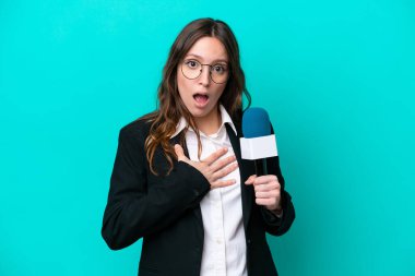 Genç TV sunucusu, mavi arka planda izole edilmiş bir kadın.