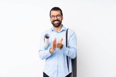 İzole edilmiş beyaz arka planda sakallı genç mimar bir konferansta sunumdan sonra alkışlıyor.