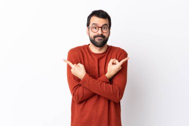 Kafkasyalı yakışıklı, sakallı, soyutlanmış beyaz bir arka planı var.