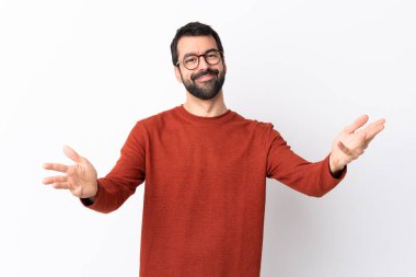 Beyaz arka planda sakallı, beyaz tenli, beyaz, beyaz, yakışıklı bir adam.