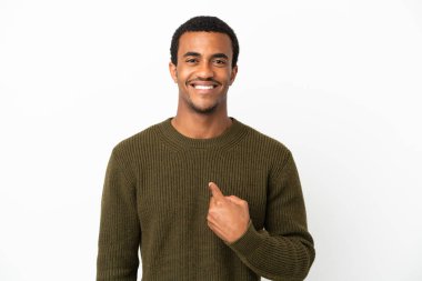Yüzünde sürpriz bir ifade olan, izole edilmiş beyaz arka planda Afro-Amerikalı yakışıklı bir adam.