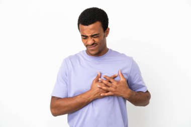 Afro-Amerikalı yakışıklı, soyutlanmış beyaz arka planda, kalbi ağrıyor.