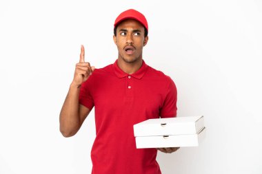 Afro-Amerikalı pizza teslimatçısı izole edilmiş beyaz duvarın üzerinden pizza kutularını alıyor.