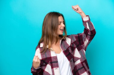 Mavi arka planda izole edilmiş beyaz bir kadın zaferi kutluyor.